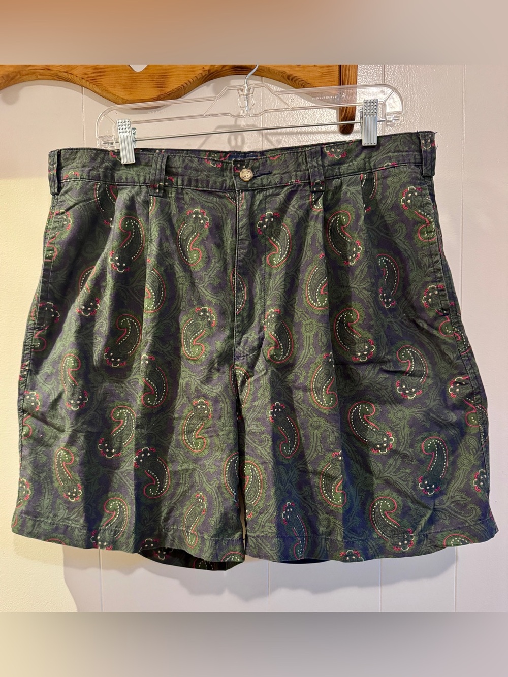 Vintage Salty Dog Men's Paisley Flat-Front Shorts in Dark Green